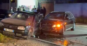 Fier, nuk i ndaloi policisë, aksidentohet gjatë tentativës për t’u larguar