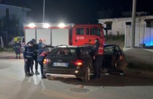 Fier, arrestohet 37-vjeçari, nuk i u bind policisë dhe u përplas me një mjet të parkuar