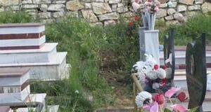 E pazakontë në Lushnjë/ Vidhen eshtrat e gruas që ndërroi jetë 17 vite më parë