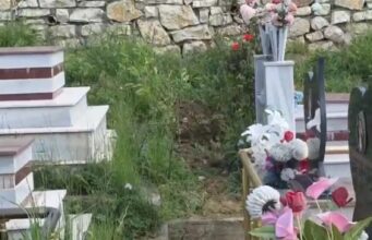 E pazakontë në Lushnjë/ Vidhen eshtrat e gruas që ndërroi jetë 17 vite më parë