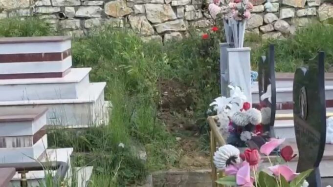 E pazakontë në Lushnjë/ Vidhen eshtrat e gruas që ndërroi jetë 17 vite më parë