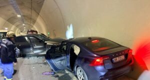 Aksident brenda tunelit të Llogorasë, përplasen dy automjete