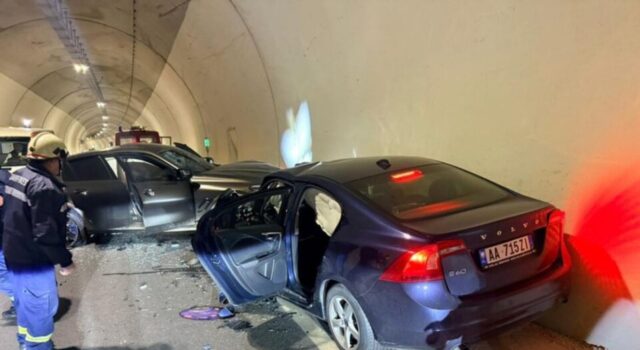Aksident brenda tunelit të Llogorasë, përplasen dy automjete