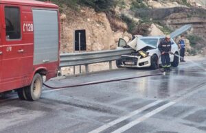 Aksident i rëndë në Llogara, mjeti përplaset tejpërtej me barrierat metalike. Plagoset drejtuesi 22-vjeçar (EMRI)