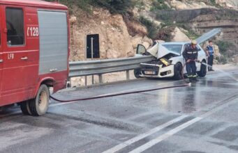 Aksident i rëndë në Llogara, mjeti përplaset tejpërtej me barrierat metalike. Plagoset drejtuesi 22-vjeçar (EMRI)