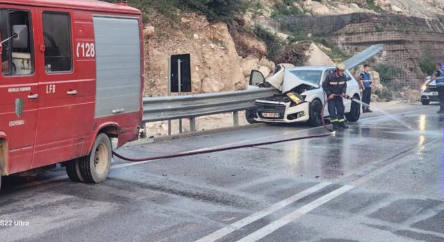 Aksident i rëndë në Llogara, mjeti përplaset tejpërtej me barrierat metalike. Plagoset drejtuesi 22-vjeçar (EMRI)