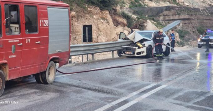 Aksident i rëndë në Llogara, mjeti përplaset tejpërtej me barrierat metalike. Plagoset drejtuesi 22-vjeçar (EMRI)