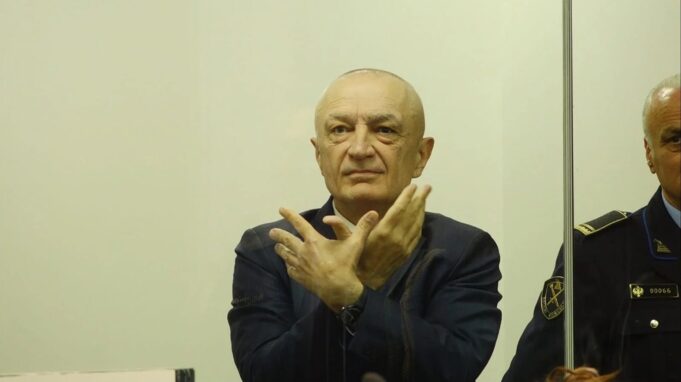 Protestat e Metës dhe Veliajt, gjykata heq kafazin e qelqtë