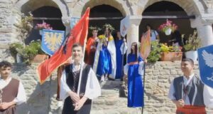 Fëmijët improvizojnë martesën e Skënderbeut me Donika Arianitin në Ardenicë (Video)