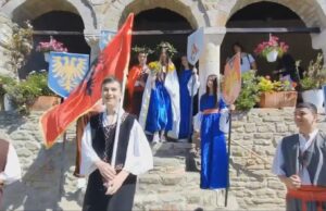 Fëmijët improvizojnë martesën e Skënderbeut me Donika Arianitin në Ardenicë (Video)