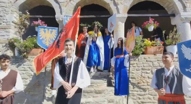 Fëmijët improvizojnë martesën e Skënderbeut me Donika Arianitin në Ardenicë (Video)