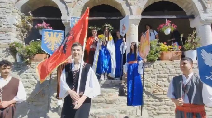 Fëmijët improvizojnë martesën e Skënderbeut me Donika Arianitin në Ardenicë (Video)