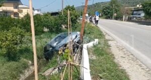 Aksident në Lushnjë, makina përplaset me shtyllën elektrike!