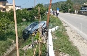 Aksident në Lushnjë, makina përplaset me shtyllën elektrike!