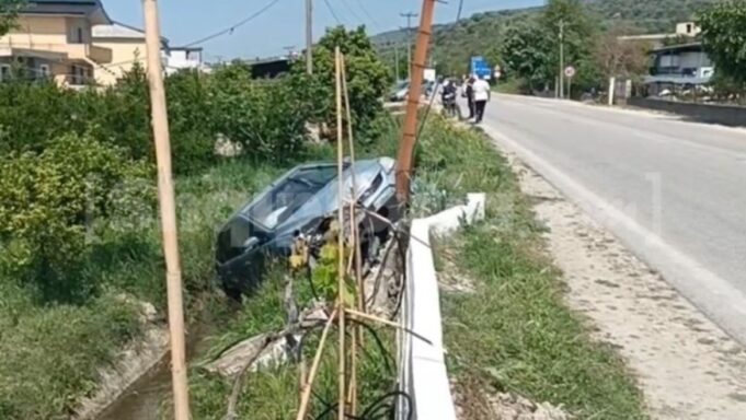Aksident në Lushnjë, makina përplaset me shtyllën elektrike!