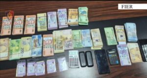 Këmbim valutor i paligjshëm në Fier, arrestohen 3 persona, sekuestrohen euro, dollarë e paund
