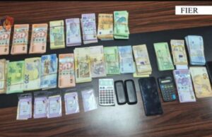 Këmbim valutor i paligjshëm në Fier, arrestohen 3 persona, sekuestrohen euro, dollarë e paund