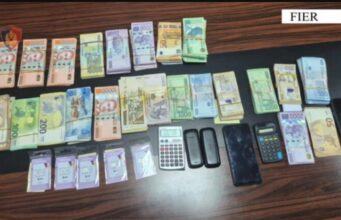 Këmbim valutor i paligjshëm në Fier, arrestohen 3 persona, sekuestrohen euro, dollarë e paund