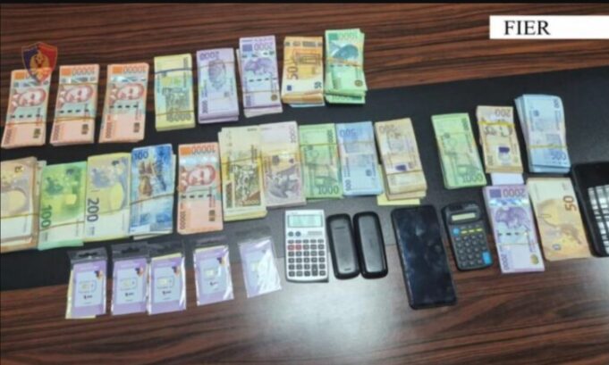 Këmbim valutor i paligjshëm në Fier, arrestohen 3 persona, sekuestrohen euro, dollarë e paund