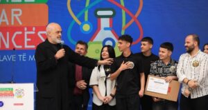‘Parku i bletëve’ me sensorë dhe inteligjencë artificiale! Nxënësit e Patosit triumfojnë në festivalin e shkencës