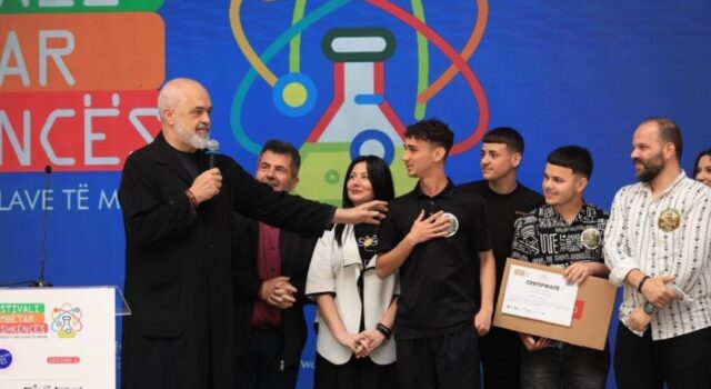 ‘Parku i bletëve’ me sensorë dhe inteligjencë artificiale! Nxënësit e Patosit triumfojnë në festivalin e shkencës
