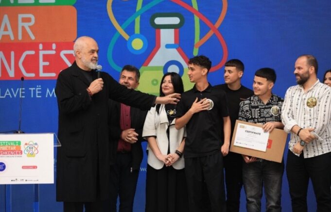 ‘Parku i bletëve’ me sensorë dhe inteligjencë artificiale! Nxënësit e Patosit triumfojnë në festivalin e shkencës