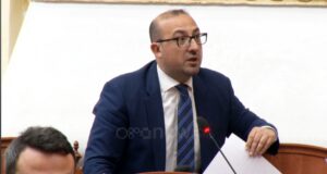 Deputeti Korreshi: Po i çojmë gratë për të lindur në Fier, po na dalin lushnjarët të gjithë fierakë!