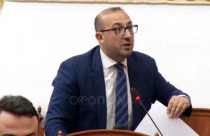 Deputeti Korreshi: Po i çojmë gratë për të lindur në Fier, po na dalin lushnjarët të gjithë fierakë!