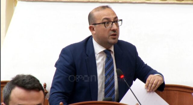 Deputeti Korreshi: Po i çojmë gratë për të lindur në Fier, po na dalin lushnjarët të gjithë fierakë!