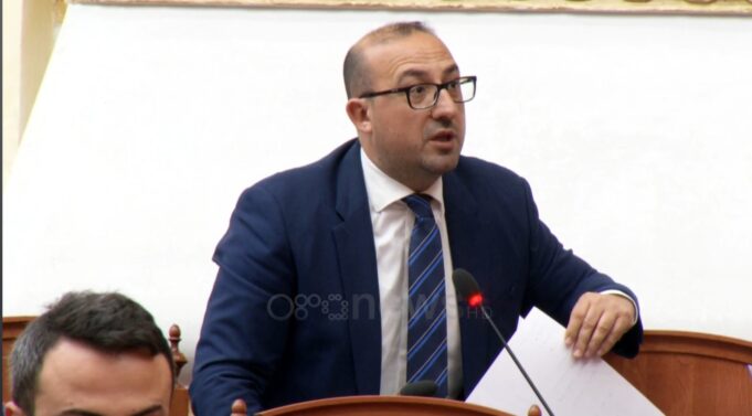 Deputeti Korreshi: Po i çojmë gratë për të lindur në Fier, po na dalin lushnjarët të gjithë fierakë!