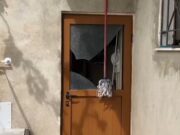 Humb jetën hajduti në Fier, i ngec gjysma e trupit në dritare