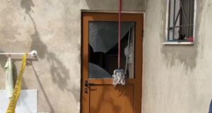 Humb jetën hajduti në Fier, i ngec gjysma e trupit në dritare