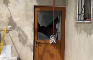 Humb jetën hajduti në Fier, i ngec gjysma e trupit në dritare