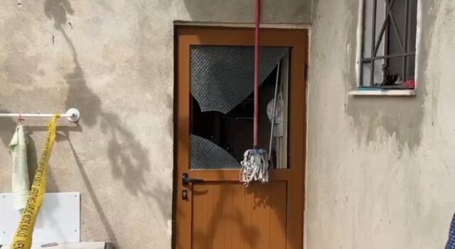 Humb jetën hajduti në Fier, i ngec gjysma e trupit në dritare