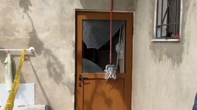 Humb jetën hajduti në Fier, i ngec gjysma e trupit në dritare