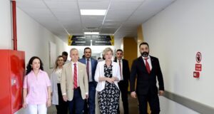 5 vite nga hapja e Spitalit Memorial në Fier,ministrja Sala vlerëson spitalin dhe njofton zgjerimin e kapaciteteve