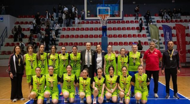 Shkolla “Andon Xoxa” shpallet nënkampione e Shqipërisë në basketboll