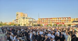 Kurban Bajrami/ Besimtarët myslimanë në Fier falin namazin, Myftiu Hazizolli: Të afrohemi më shumë me Zotin