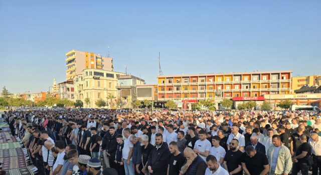 Kurban Bajrami/ Besimtarët myslimanë në Fier falin namazin, Myftiu Hazizolli: Të afrohemi më shumë me Zotin