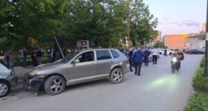 Kaos në qendër të Fierit: “Porsche” me shpejtësi përplas dy makina të parkuara