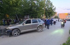 Kaos në qendër të Fierit: “Porsche” me shpejtësi përplas dy makina të parkuara