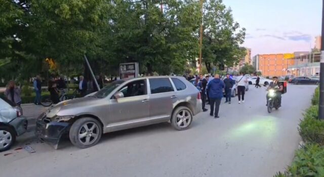Kaos në qendër të Fierit: “Porsche” me shpejtësi përplas dy makina të parkuara