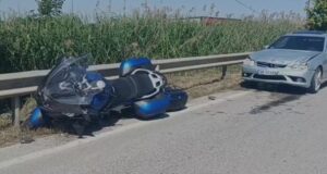 Aksident në Lushnjë, makina “Benz” përplaset me motoçikletën, plagoset turisti!