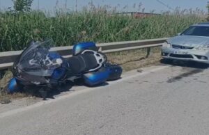 Aksident në Lushnjë, makina “Benz” përplaset me motoçikletën, plagoset turisti!