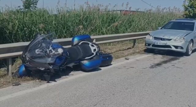 Aksident në Lushnjë, makina “Benz” përplaset me motoçikletën, plagoset turisti!
