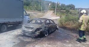 Makina merr flakë në lëvizje në Fier, dyshohet për shkëndijë elektrike