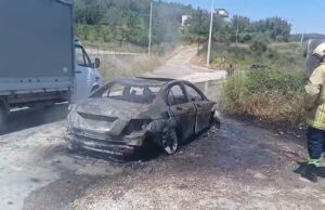 Makina merr flakë në lëvizje në Fier, dyshohet për shkëndijë elektrike