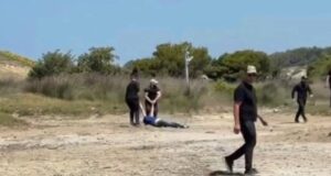 Greqia reagon ashpër për Zvërnecin: Dënon dhunën ndaj protestuesve dhe kërkon mbrojtjen e tokave të minoritetit grek