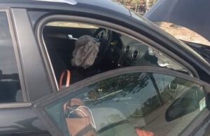 “Audi” del nga rruga në rrugën Lushnjë-Fier dhe përplaset me pemën, lëndohet pasagjerja