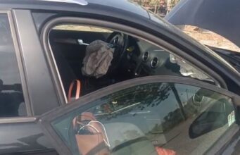 “Audi” del nga rruga në rrugën Lushnjë-Fier dhe përplaset me pemën, lëndohet pasagjerja